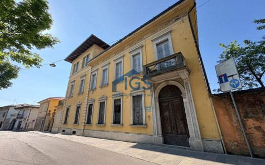 Rovato (BS) – Elegante Palazzo d’Epoca con Parco Privato