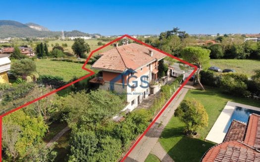 Villa con due appartamenti e giardino a Brescia Caionvico