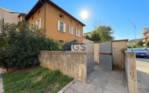 Fabbricato con due appartamenti e giardino in vendita a Brescia